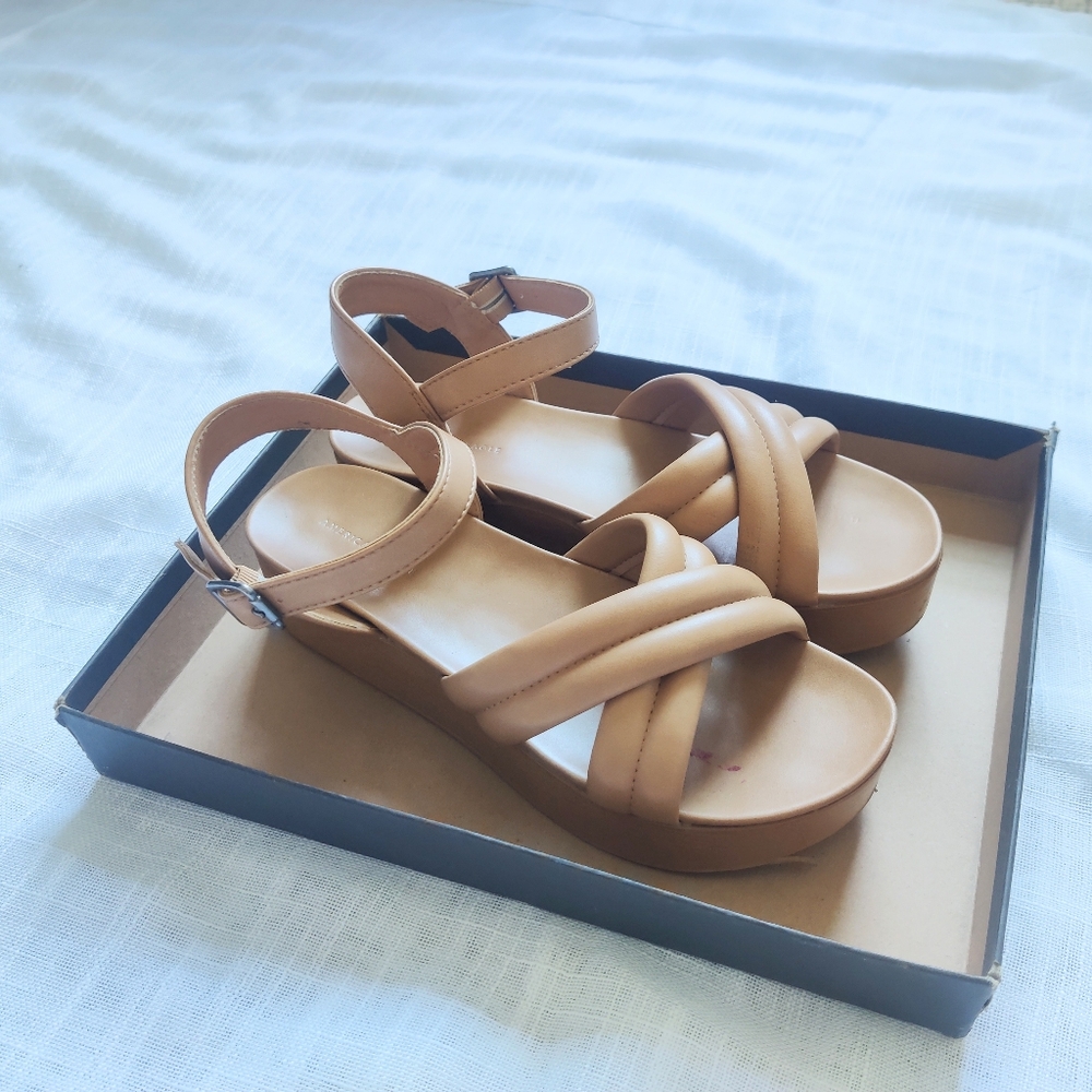 *AE* Tan platform sandals